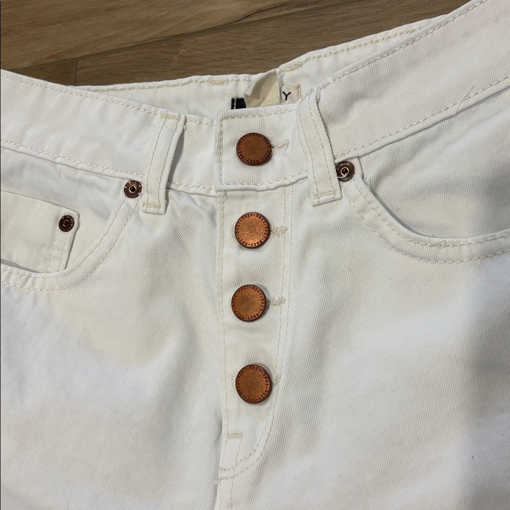 Roxy White Jean Shorts with Button Detail size 26” - Picture 2 of 6